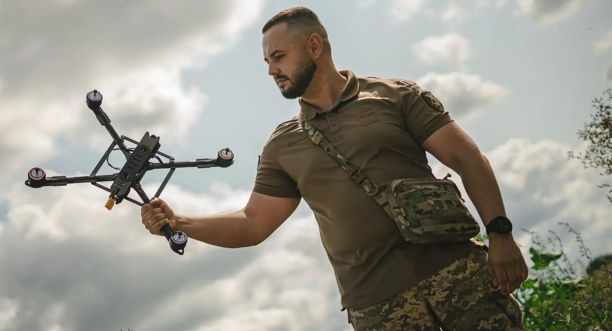 viysʹkovyy trymaye dron u sumakh Військовий тримає дрон на Сумщині