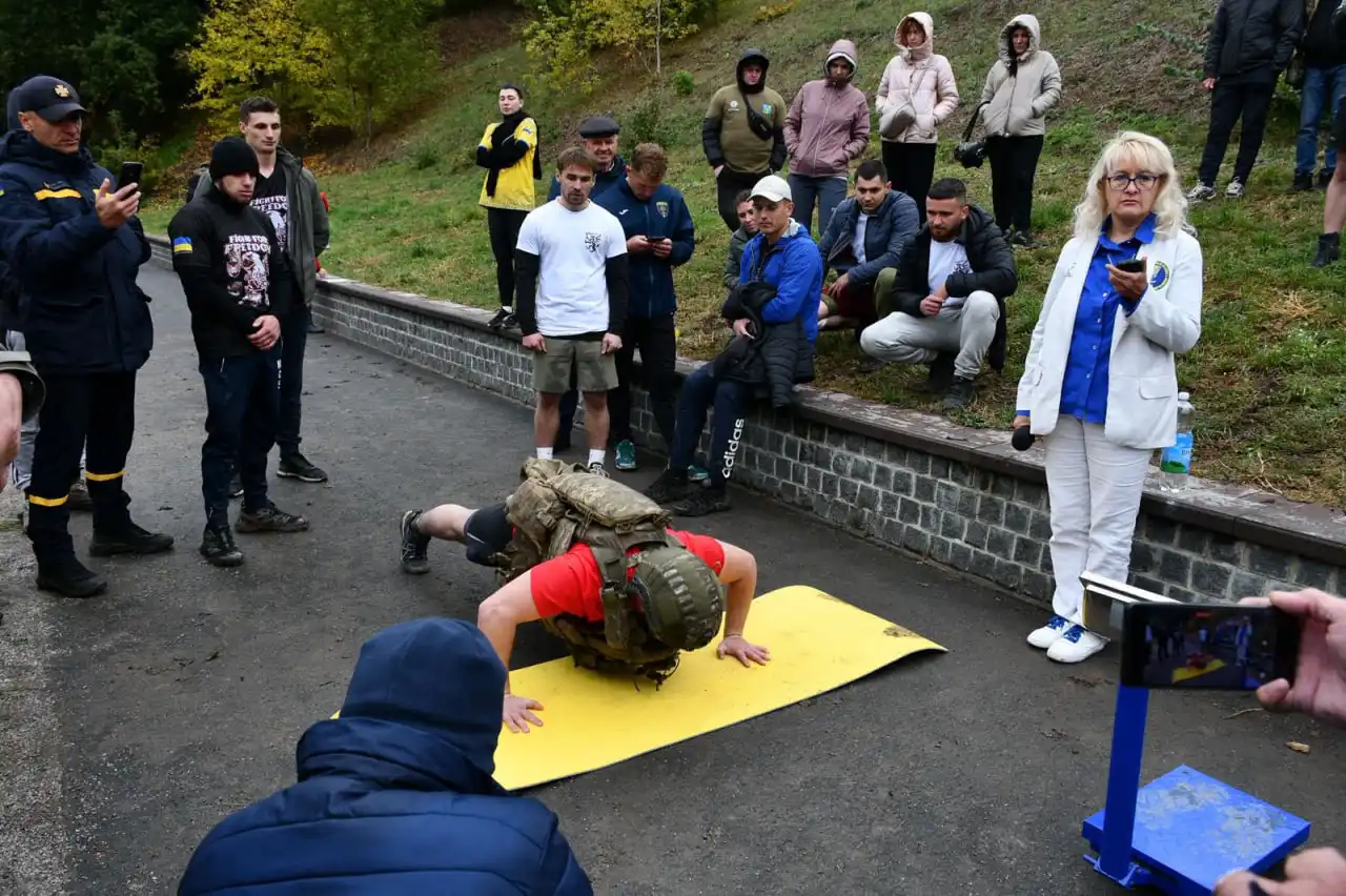 встановлення національного рекорду з відтискань від землі у повній амуніції на Сумщині