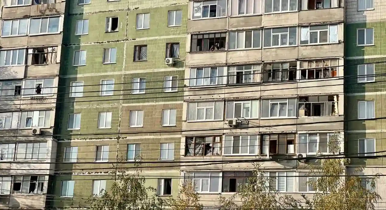 Вибиті вікна внаслідок російського обстрілу в Сумах