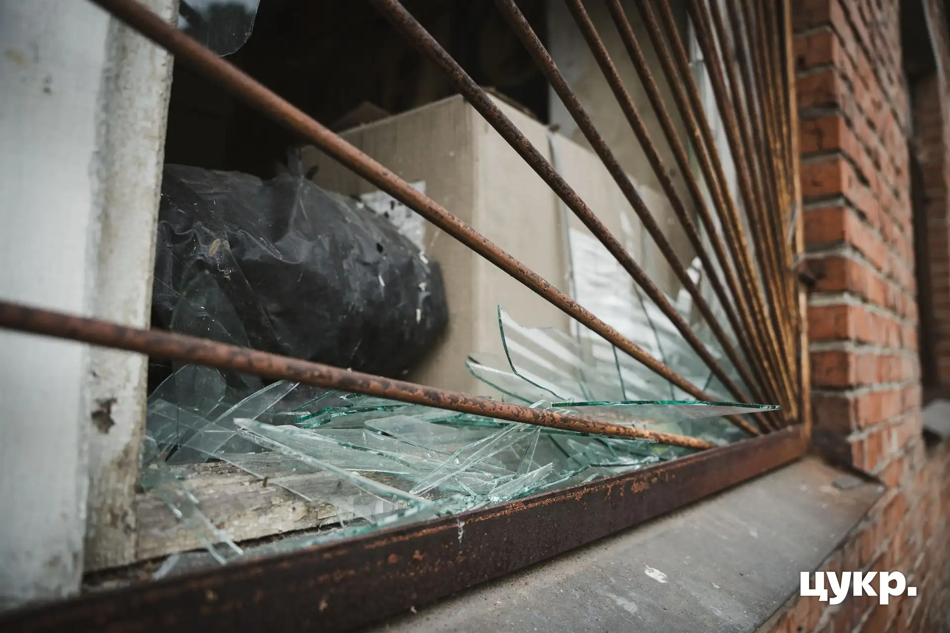 Вибите вікно в пологовому будинку в Сумах