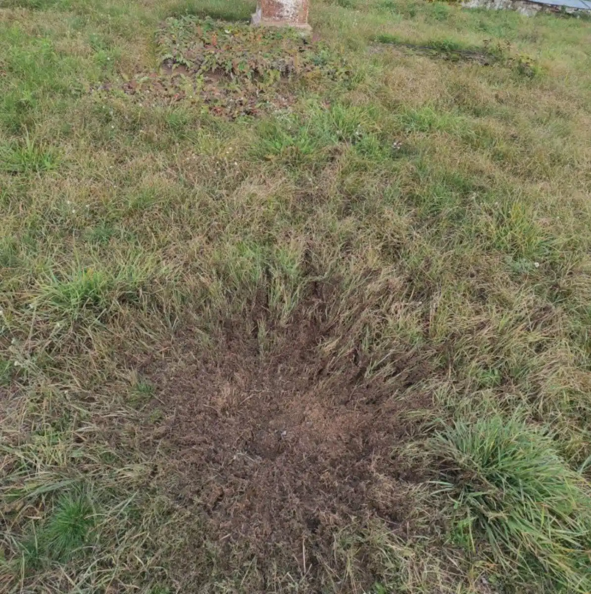 вирва від сняряда поблизу храму на Сумщині