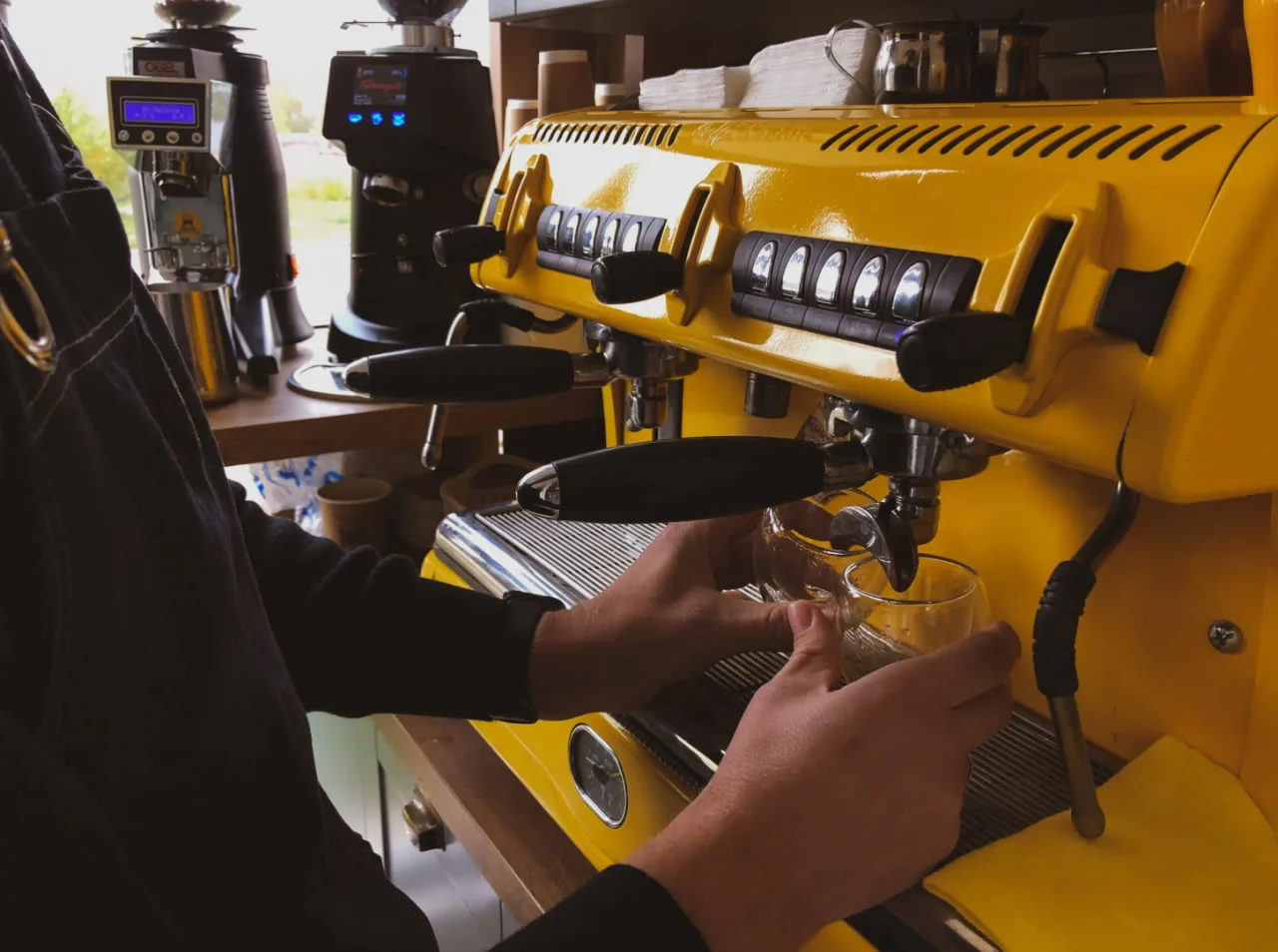 Сумський бариста показує, як готує каву