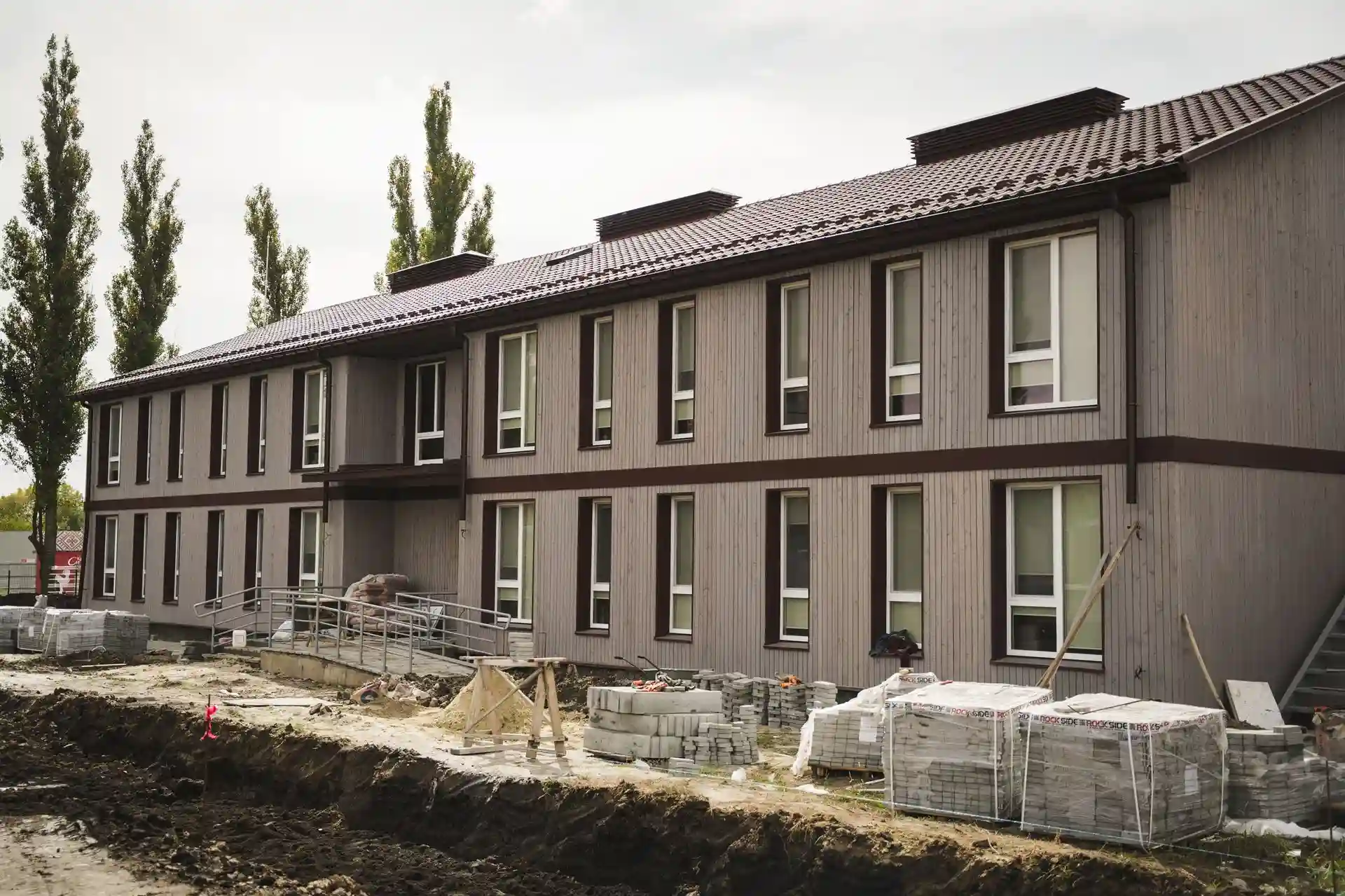 Територія навколо модульних будинків майже облаштована, але заселення поки неможливе через оформлення документів