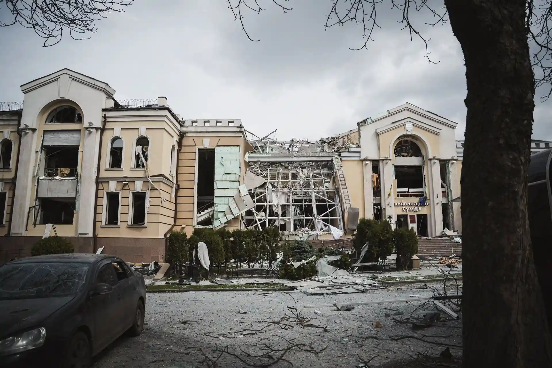 zruynovanyi konhres tsentr u sumakh Зруйнований Конгрес-центр СумДУ