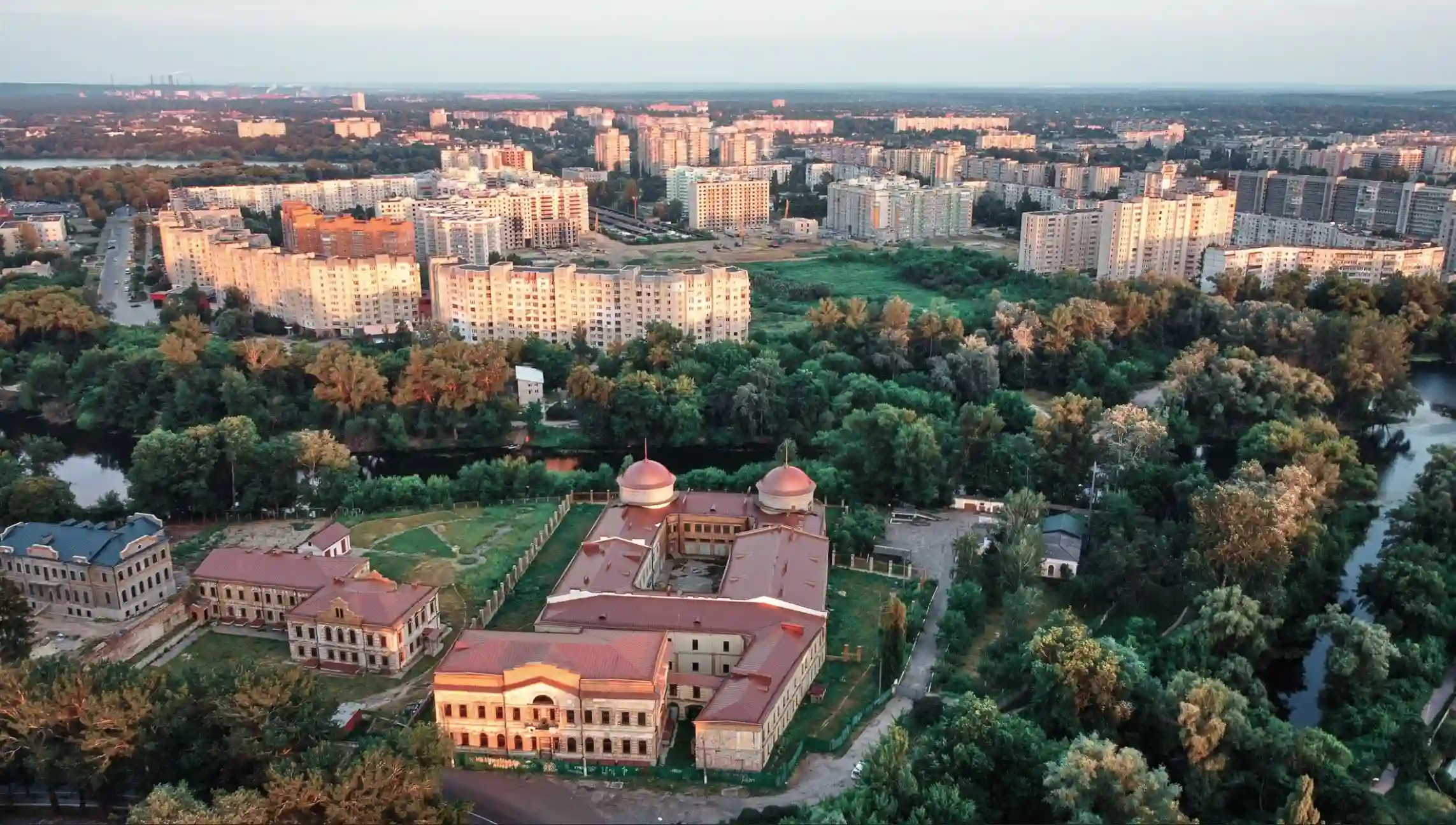 Садиба Харитоненка оточена пожовклими деревами. Поряд із нею є торговий комплекс родини.