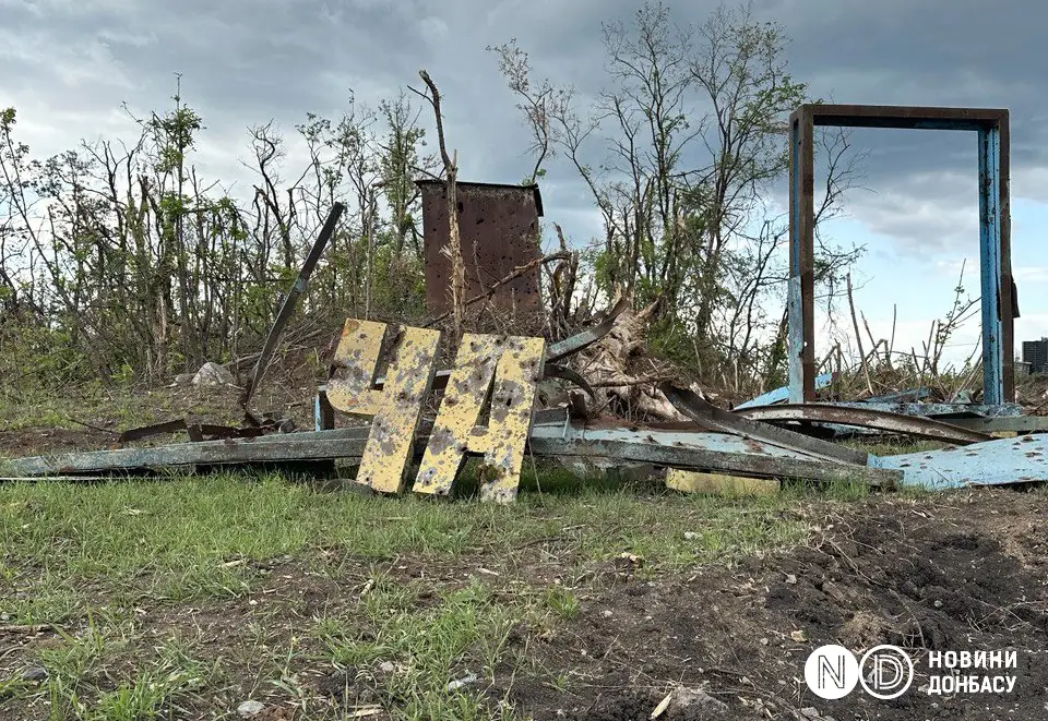 Від стели у Часовому Яру лишилися дві букви. Вони впали на землю.